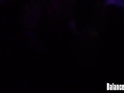Une meuf se fait baiser dans une boite de nuit pleine de monde