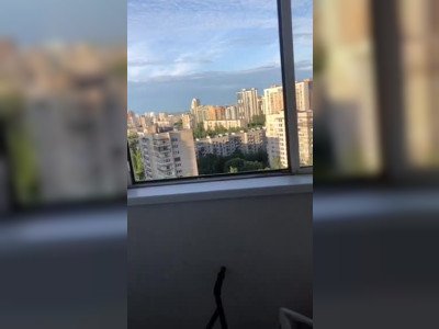 Une milf russe avec des gros seins suce une queue lors d'un live Periscope