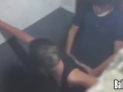 Baisée aux toilettes pendant une fête