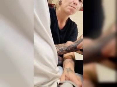 Il se fait branler dans un restaurant
