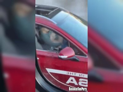 Elle se gode au volant sur l'autoroute