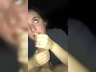 Elle s'entraine sur une grosse queue