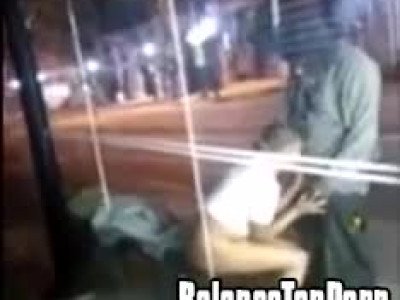 Il se fait sucer à un arrêt de bus
