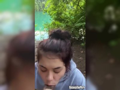 Elle suce une queue énorme lors de son weekend camping