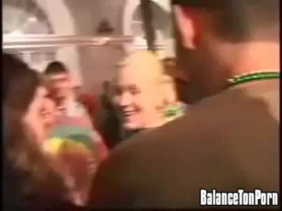 Elle se fait lécher par une femme au milieu d'une fête
