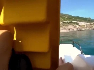 Une petite pipe lors d'une sortie en pédalo