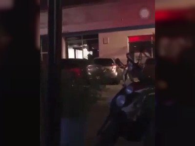 Prise en levrette sur le parking d'une boite de nuit