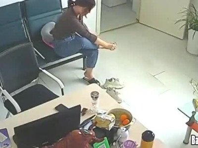 Une secrétaire se fait démonter par son patron