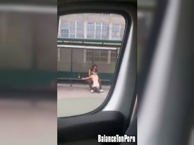Nue, elle suce un mec à un arrêt de bus
