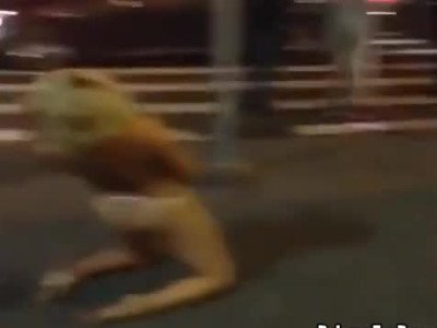 Une blonde droguée se doigte en pleine rue
