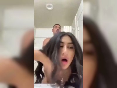 Beurette baisée dans la salle de bain