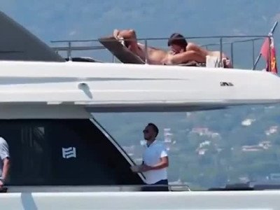 Un riche se fait sucer sur son yacht