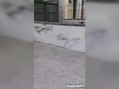 Elle lèche sa copine en pleine rue