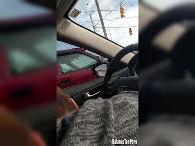Il se fait sucer au feu rouge