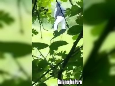 Des étudiants baisent dans le jardin de leur campus
