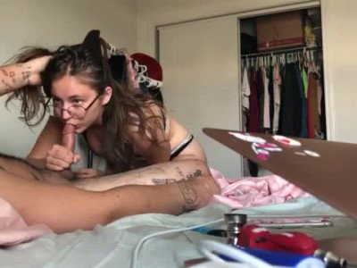 Une geek à lunettes apprend à sucer